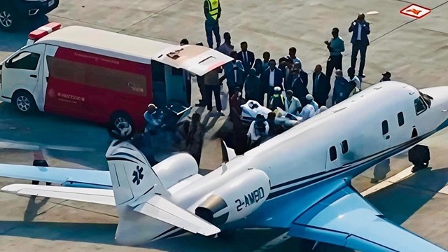 উন্নত চিকিৎসায় সিঙ্গাপুরে নেওয়া হলো ইনকিলাব মঞ্চের মুখপাত্র শরিফ ওসমান হাদিকে