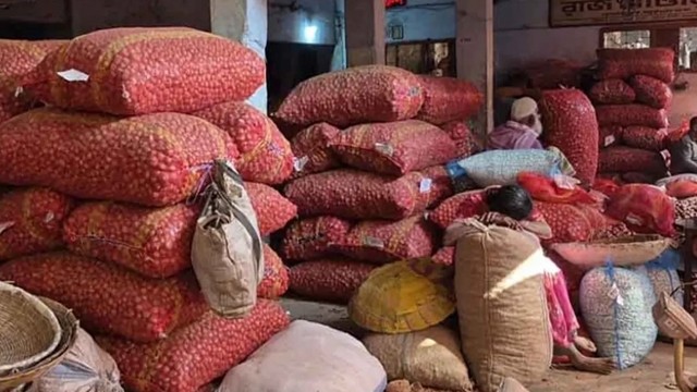 এলসি খোলার খবরে বগুড়ায় পেঁয়াজের দামে বড় পতন