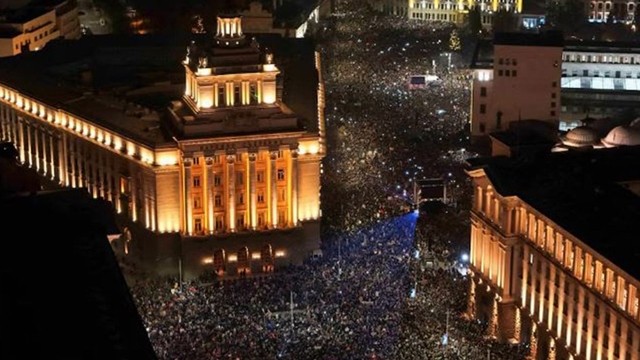সরকারের পদত্যাগের দাবিতে বিক্ষোভে উত্তাল বুলগেরিয়া
