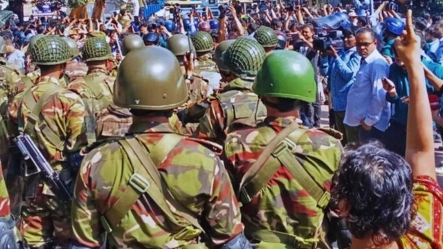 ২টি এক্সকাভেটর নিয়ে ধানমন্ডি ৩২ নম্বরে গেছে বিক্ষুদ্ধ জনতা