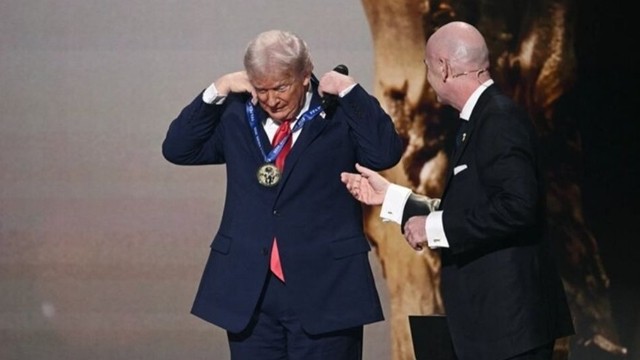 ট্রাম্পকে ‘ফিফা শান্তি পুরস্কার’ দেওয়ায় বিশ্বজুড়ে তীব্র সমালোচনা