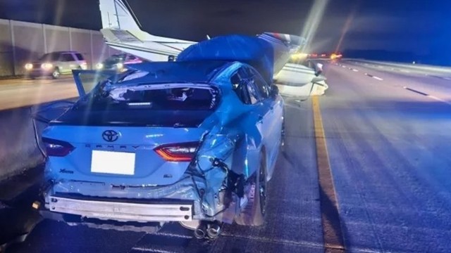 ফ্লোরিডায় চলন্ত গাড়ির ওপর আছড়ে পড়ল ছোট উড়োজাহাজ