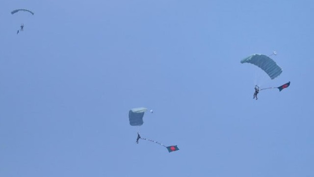 পতাকা হাতে প্যারাস্যুটিংয়ে বিশ্ব রেকর্ড, বিজয় দিবস উদযাপন বাংলাদেশের