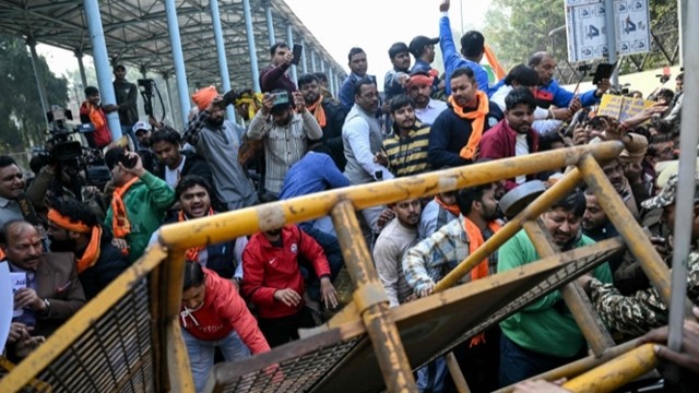 বাংলাদেশ হাইকমিশনের সামনে উত্তাল দিল্লি, ভিএইচপির বিক্ষোভে ব্যারিকেড ভাঙচুর