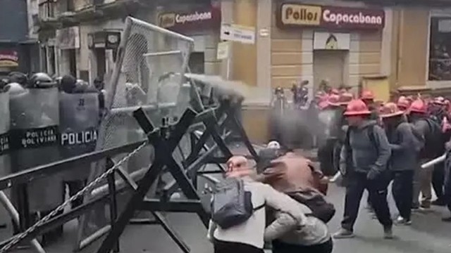 দামের ঊর্ধ্বগতির প্রতিবাদে বিক্ষোভে উত্তাল বলিভিয়া