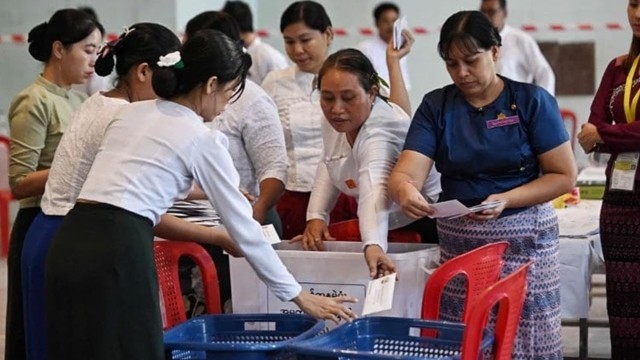 গৃহযুদ্ধের মধ্যেই নিয়ন্ত্রিত ভোট, মিয়ানমারে জান্তার ক্ষমতা প্রায় নিশ্চিত