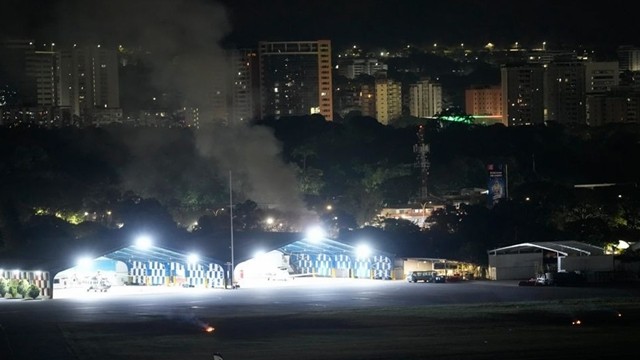 ভেনেজুয়েলায় একাধিক শক্তিশালী বিস্ফোরণ, মার্কিন বিমান হামলার আশঙ্কা!