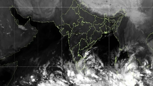 দক্ষিণ–পূর্ব বঙ্গোপসাগরে সৃষ্ট গভীর নিম্নচাপটি দ্রুত শক্তি সঞ্চয় করছে। বাংলাদেশ ও ভারতের আবহাওয়া অধি...