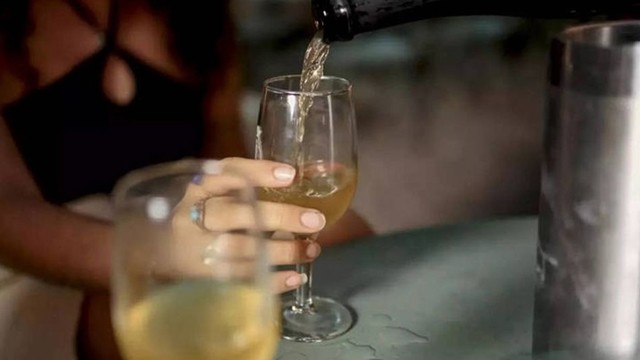 উচ্চ আয়ের অমুসলিম বিদেশিদের মদ কেনার অনুমতি দিল সৌদি আরব