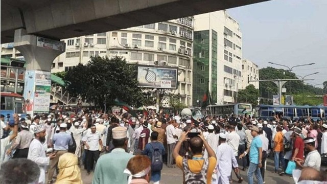 এমপিওভুক্ত শিক্ষকদের শাহবাগ মোড় অবরোধ