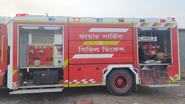 গাজীপুরে কয়েক ঘণ্টার ব্যবধানে পাঁচ স্থানে অগ্নিকাণ্ডের ঘটনায় ব্যাপক ক্ষয়ক্ষতির আশঙ্কা তৈরি হয়েছে। ১ ডিসেম্বর ভোর ৫টা থেকে সকাল ১০টার মধ্যে শ্রীপুর, পূবাইল মাঝুখান, গাজীপুর সদর চৌরাস্তা চান্দ্রা, কোনাবাড়ী আমবাগ ও কালিয়াকৈর পৌরসভার দিঘিরপাড় এলাকায় এসব