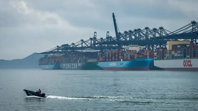 ইরানগামী কার্গো জাহাজে মার্কিন সেনাদের অভিযান