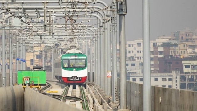 মেট্রোরেলের ত্রুটি বারবার নজরে এলেও কেন সমাধান হয়নি?