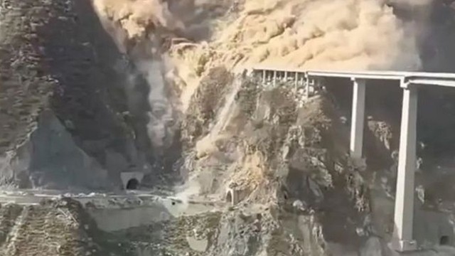 উদ্বোধনের কয়েক মাস পরই ধসে পড়ল চীনের হংকি সেতু