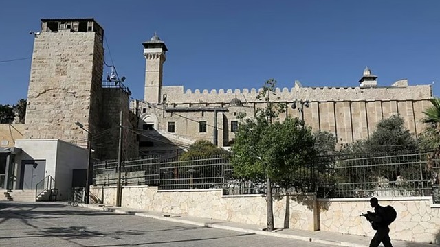 পশ্চিম তীরের ইব্রাহিমি মসজিদে মুসল্লিদের প্রবেশ বন্ধ করে দিয়েছে ইসরায়েল