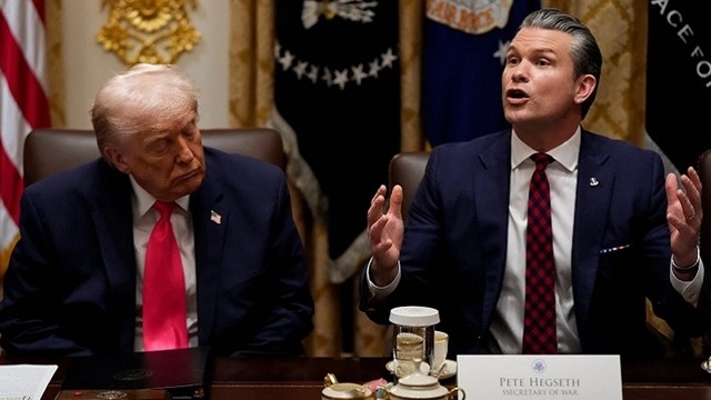 ঝিমুনি, আঁকিবুঁকি ও ভুল বানান: ট্রাম্পের মন্ত্রিসভার শেষ বৈঠকের অদ্ভুত চিত্র