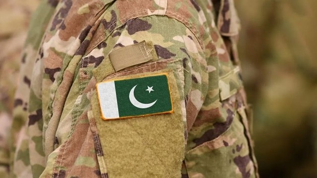 তবে কি ফের সেনাশাসনের দিকে এগোচ্ছে পাকিস্তান?