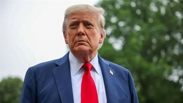 জাতীয় পতাকা পোড়ানো নিষিদ্ধ করলেন ট্রাম্প