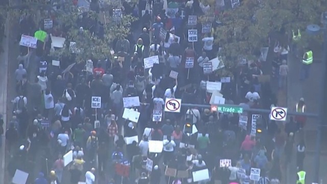 যুক্তরাষ্ট্রের অভিবাসন সংস্থার অভিযানের বিরুদ্ধে ব্যাপক বিক্ষোভ নর্থ ক্যারোলাইনায়