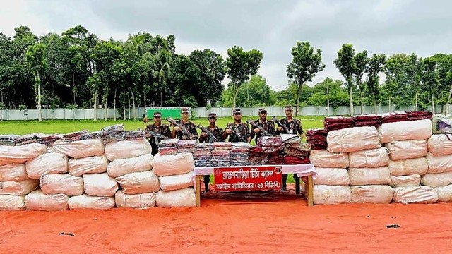 ব্রাহ্মণবাড়িয়ার বিজয় নগর উপজেলার বুধন্তী এলাকায় কাভার্ডভ্যান থেকে ৭৭ লাখ টাকার ভারতীয় কসমেটিক জব্দ ক...