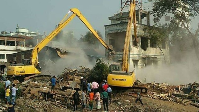 বুড়িগঙ্গার অবৈধ স্থাপনা উচ্ছেদ করছে বিআইডব্লিউটি