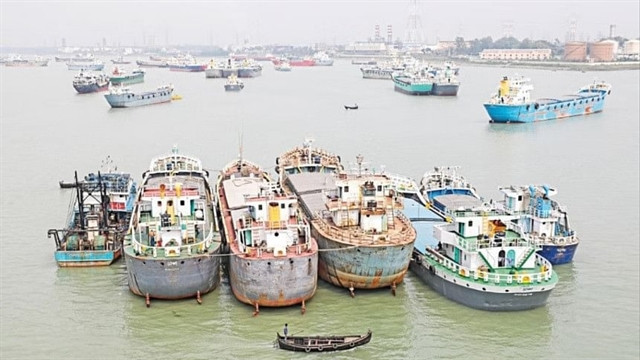 পণ্য খালাসের পর লাইটার জাহাজকে ৭২ ঘণ্টার মধ্যে চট্টগ্রাম বন্দর ছাড়ার নির্দেশ