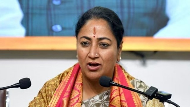 বাসভবনে ঢুকে দিল্লির মুখ্যমন্ত্রীকে ‘চড়’