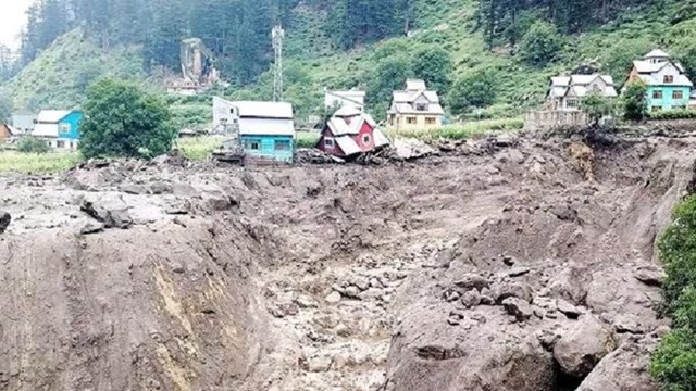 মেঘভাঙা বৃষ্টিতে বিপর্যস্ত জম্মু-কাশ্মীর