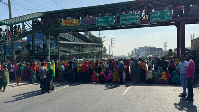 বকেয়া বেতনের দাবিতে কর্মীদের টাঙ্গাইল মহাসড়ক অবরোধ