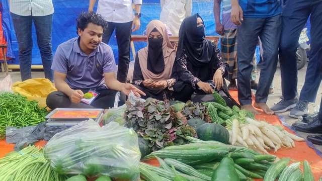 ন্যায্যমূল্যে কৃষিপণ্য কেনা-বেচা করতে মিরসরাইয়ে চালু হল ‘কৃষকের বাজার’