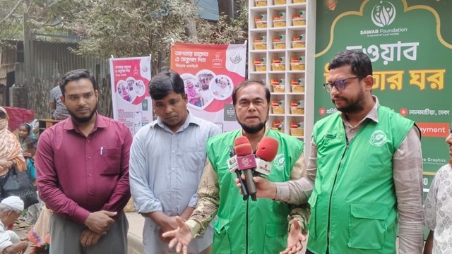 খেটে খাওয়া মানুষের মাঝে স্বস্তি আনলো ’সাওয়াব’-এর ’ইফতারি ঘর’
